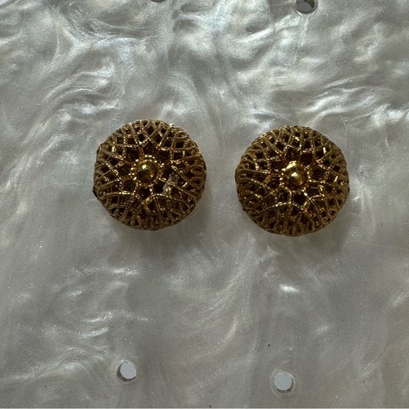 Monet gold tone puffy filigree button stud earrings signed - Picture 8 of 9